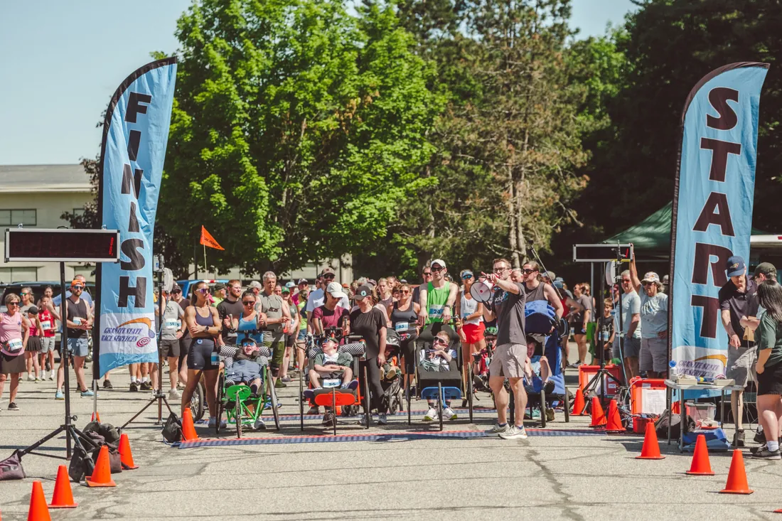 The field packed under the start and finish banners at the start of the race