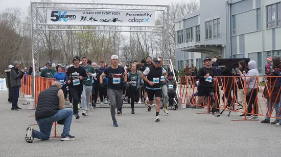 The field setting off from the Hyannis start line