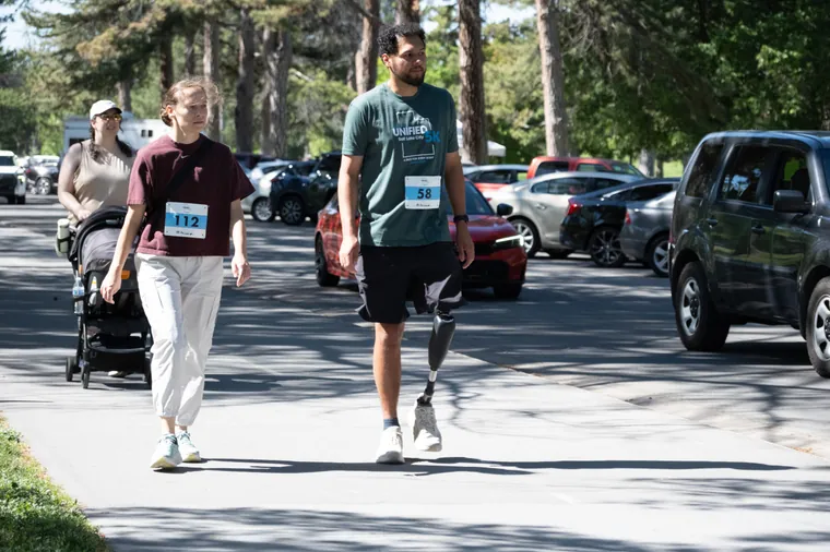 A runner on a blade prosthesis overtaking walkers on the path